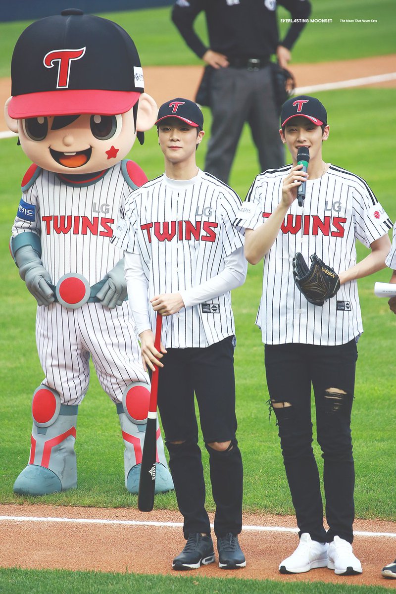 e_moonset's tweet image. 170802 그라운드에서도 멋있던 빈이 😍 
 #아스트로 #문빈 #ASTRO #MOONBIN @offclASTRO