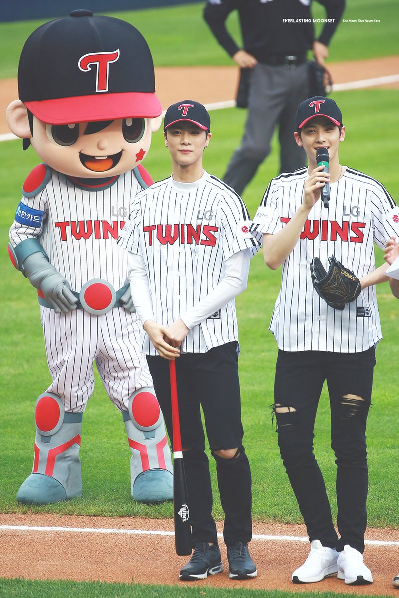 e_moonset's tweet image. 170802 그라운드에서도 멋있던 빈이 😍 
 #아스트로 #문빈 #ASTRO #MOONBIN @offclASTRO