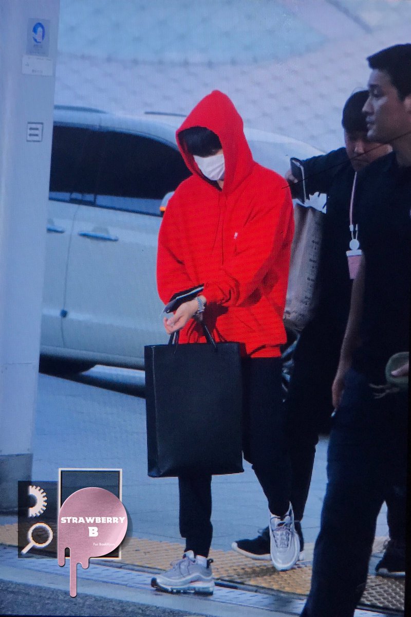 Strawberry_B56's tweet photo. 170804 인천공항 출국 #BAEKHYUN #백현 좌우가 대칭이네 https://t.co/ZXtb5PEmcO