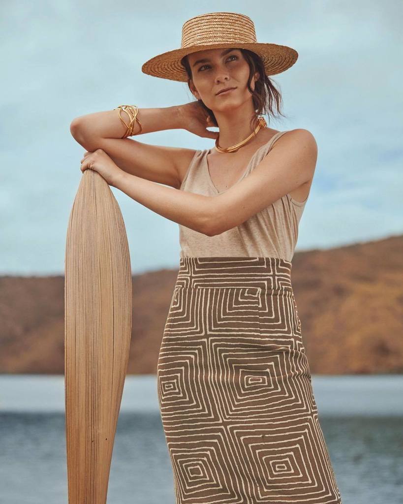 CotedOrSwim's tweet photo. Obsessed with our Bintou Pencil Skirt in this exclusive Bogolan fabric from #Mali⠀
Shot by @andreaswarz ⠀
Styled by @cl_au_rojas ⠀
Jewelry … https://t.co/3YlJjem6ww