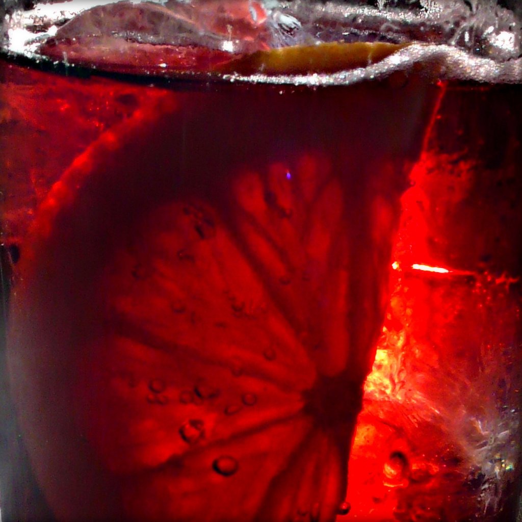 .<a href="/mgsantamarina/">Miguel Santamarina</a> comienza una serie de #RelatosInsolentes en La Orquesta del Titanic con Tinto de Verano (Cara A y B) zendalibros.com/tinto-verano-c…