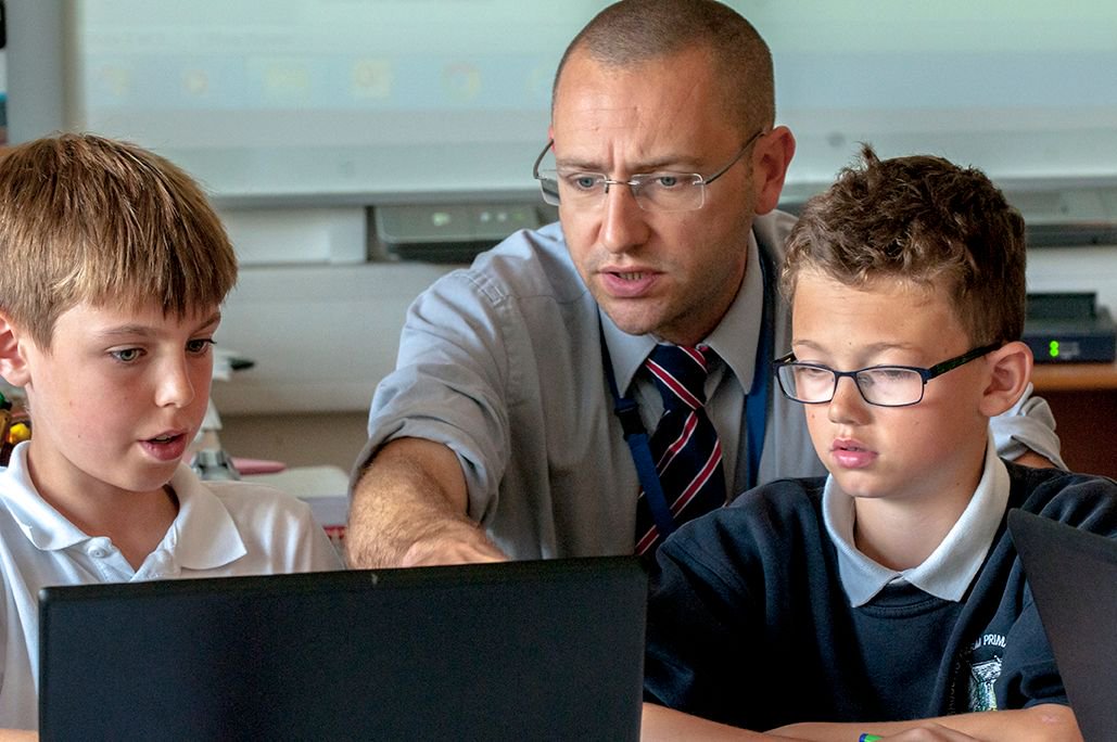 UK_SIC's tweet image. What type of calls does the Professionals Online Safety Helpline help with? Read the April - July update bit.ly/2vyXRUm