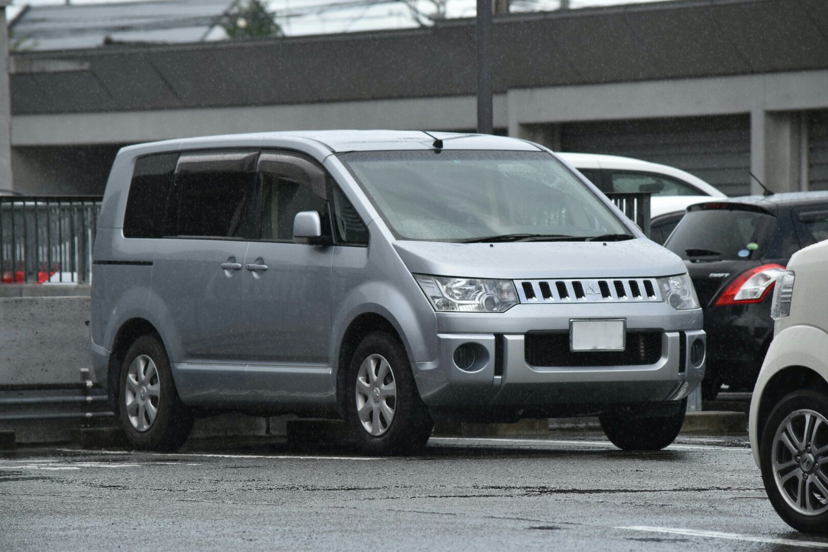 Mf10l33 八代署のミニバン捜査車両 赤いc25セレナ 旧氷川署から移籍してきた車両 で覆面らしからぬボディーカラーと 全開のtaアンテナが特徴です デリカd5覆面 こちらはなんとユーロアンテナを運転席から車内に引き込んでいます この付け方は初めて見