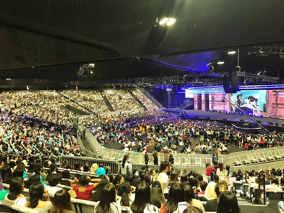 dinoseoul's tweet photo. Are you here for Mubank? The area is filling up with fans for #MusicBankinSG! https://t.co/gv0o1bPMys