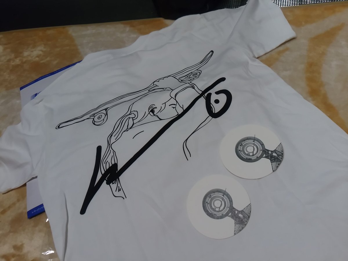617013r's tweet photo. 唾奇っちの誕生日に届いた💙
#KUREINO
#TuesdayTee https://t.co/FvqeN9ZQms