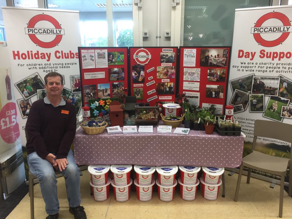 Piccadilly Lancaster tweet media