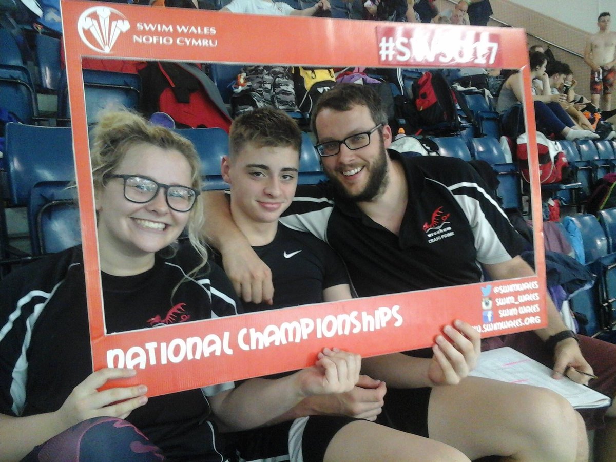 WrexhamSC's tweet image. Cheer up @ethantaylor498 its your bros birthday. 😃@megowen20 @mxrgant