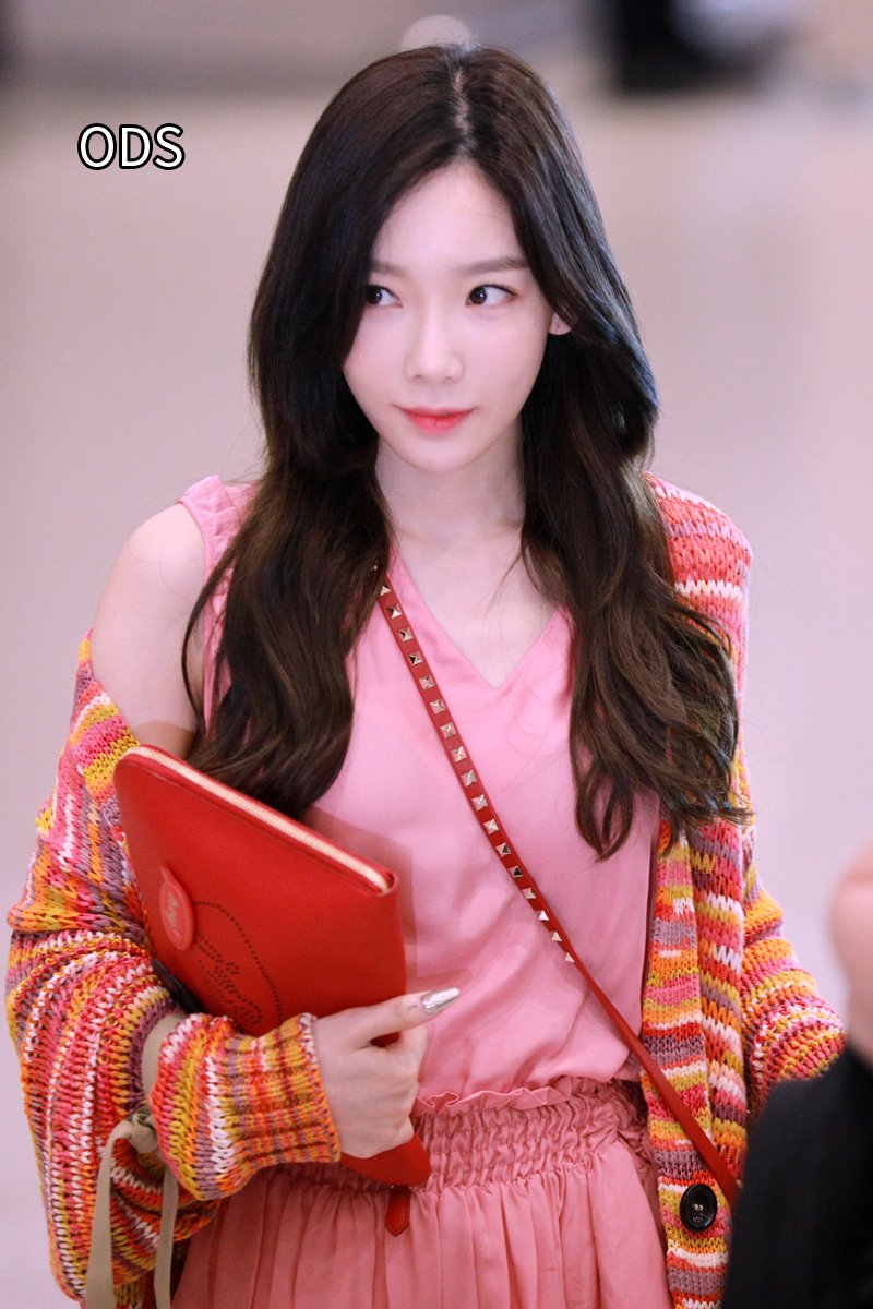 [PIC][22-05-2017]TaeYeon trở về Hàn Quốc vào chiều nay - Page 2 DGYjvjLVYAAKy_S