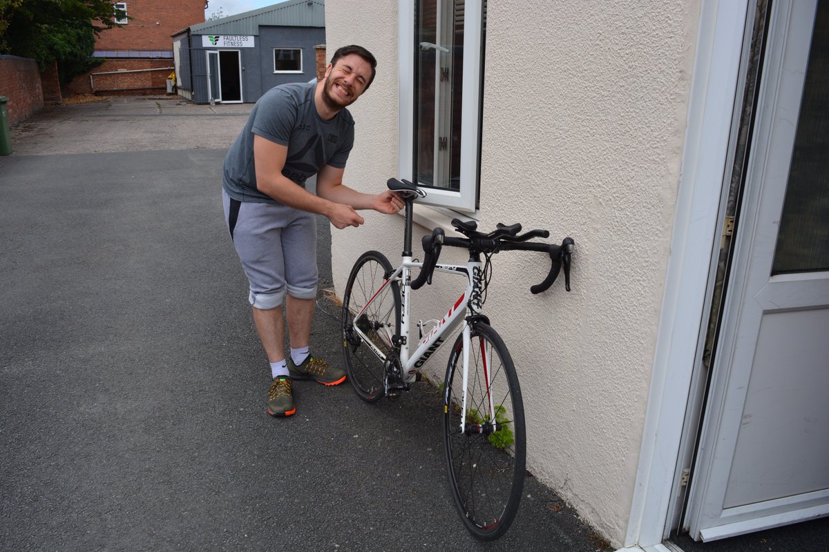 FaultlessFit's tweet image. Jon put some new #tribars on Steve's bike today 🚴 looks like he's got that #FridayFeeling !! 😂 #roadbike #cycling