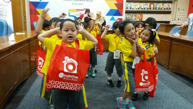 Happy banget ya adik2 ini di #kidsGoToOffice #TelkomReg3 #KipasBudayaRACE <a href="/awalaulia/">awal aulia</a> semoga bermanfaat yaa adik2 :)
