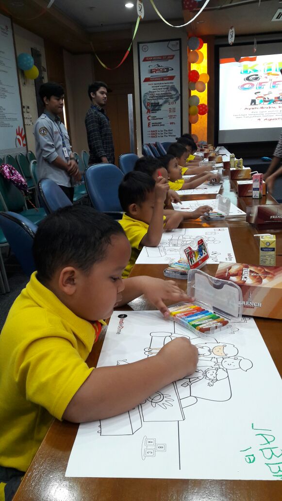 Serunya lomba mewarnai anak2 TK #KidsGoToOffice #KipasBudayaRACE #TelkomReg3 <a href="/kipasbudayaRACE/">KipasBudayaRACE</a>