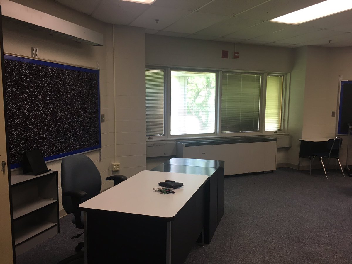 senorita_hanna's tweet photo. Some photos of the room before. Can't wait for what it's gonna look like! #extremeclassroommakeover #somuchtodo https://t.co/uKNiMFAx05