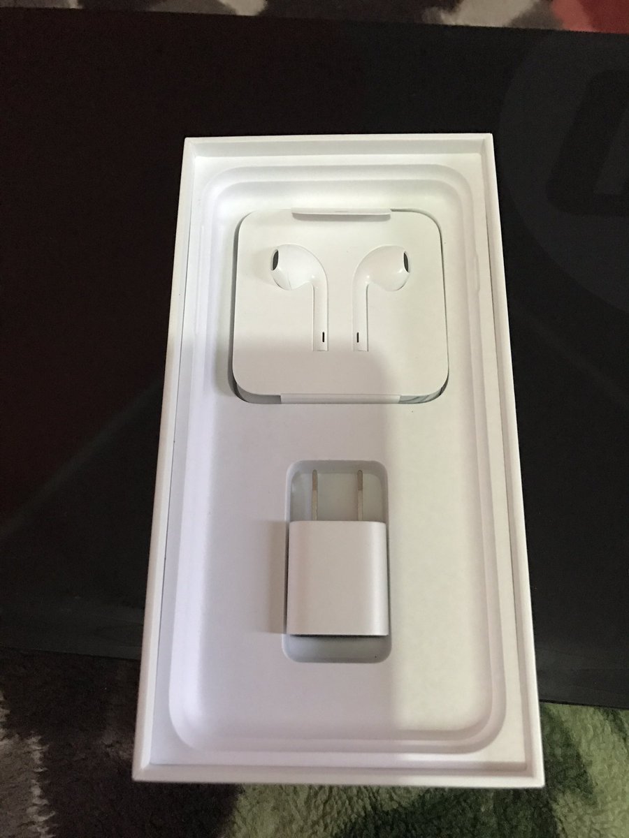 device_world1's tweet photo. Original iphone 7 plus accessories set for sale . Only the phone has been taken out from the box 350gh call 0202024981 https://t.co/apgYKFQ6zd