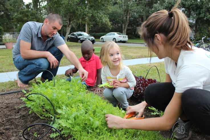 DIYEssential's tweet photo. Fleet Farming? Turn your front yard into a full-fledged farm. You get to keep a share of the produce!!  https://t.co/WupbgUoy0g 
#farming https://t.co/q6INsrInGu