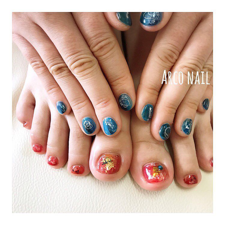 Arco Nail 赤 青でカラフルに 深めのニュアンスカラーがおしゃれ ニュアンスネイル 夏ネイル フットネイル 金箔ネイル ネイル福岡 福岡ネイル 個性派ネイル Nail トレンドネイル ターコイズネイ T Co Lx10qquln7