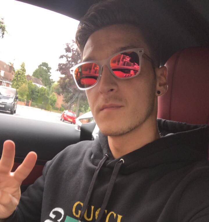 M10's tweet photo. Gunners! Only ✌🏼 days until we're back at Wembley 😜😎 #London #CommunityShield #AFCCFC @Arsenal https://t.co/n4QOFct6nQ