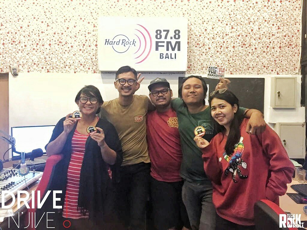 trl_bali's tweet photo. Terimakasih teman-teman dari Djamur Komunitas sudah datang dan bagi cerita seru soal mural. Sukses selalu! #DNJBali https://t.co/IjXZMcFVxt
