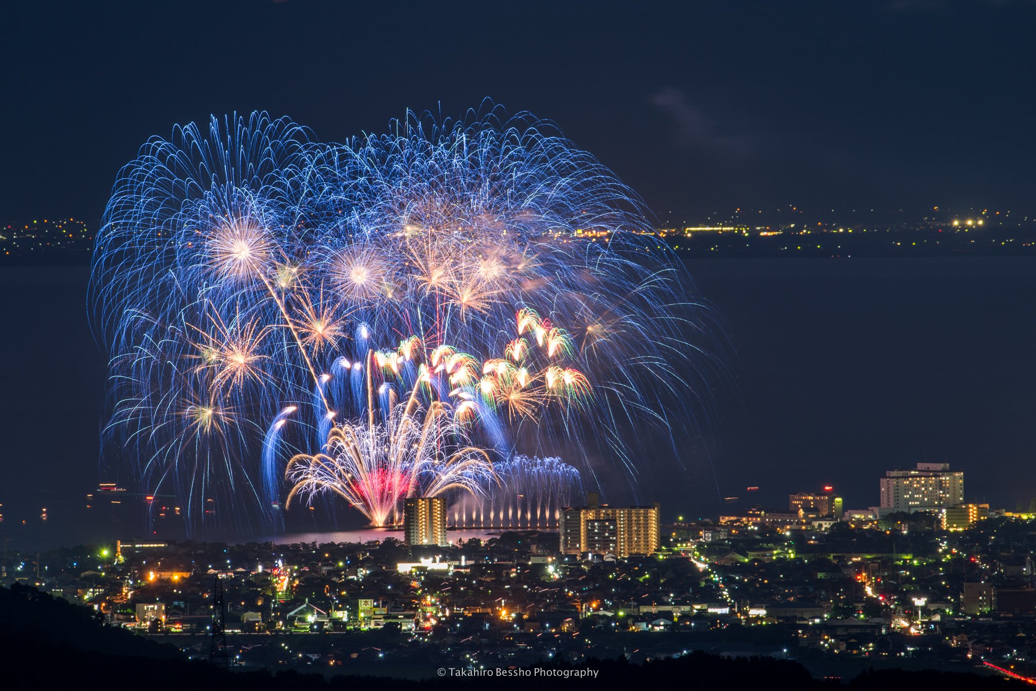 別所隆弘 Takahiro Bessho 本日は滋賀県長浜市で開催された長浜花火 を15キロ離れた地点から超望遠で撮影しました 琵琶湖を背景に 街の明かりとのコラボが美しい花火でした 長浜 北びわ湖大花火大会 滋賀 長浜 花火 Fireworks T Co 別所隆弘 Takahiro Bessho 本日は滋賀県長浜市で開催された長浜花火 を15キロ離れた地点から超望遠で撮影しました 琵琶湖を背景に 街の明かりとのコラボが美しい花火でした 長浜 北びわ湖大花火大会 滋賀 長浜 花火 Fireworks T Co