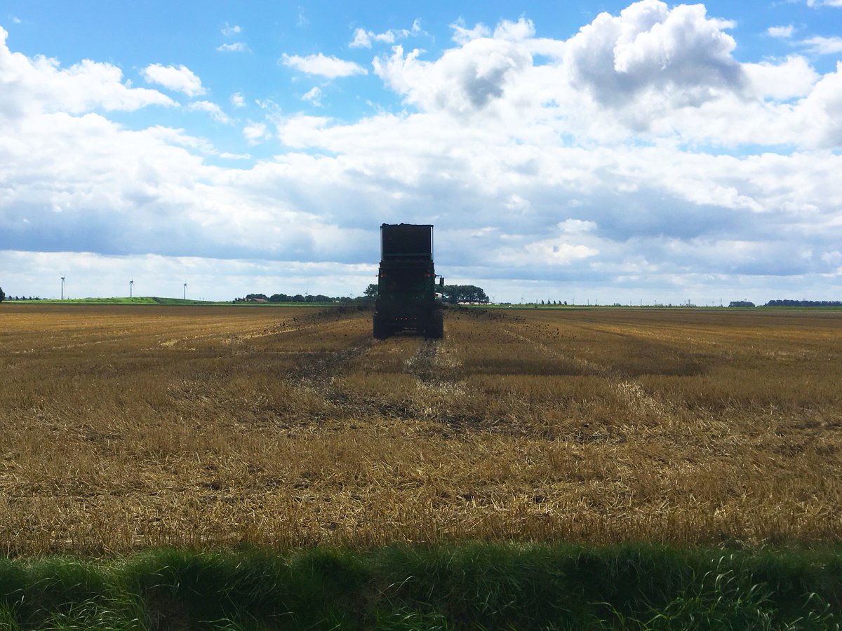 Van_Werven's tweet photo. Voor veel agrariërs is het de tijd van oogsten. Na het dorsen van de akker brengen we nu voeding terug in de bodem. #natuurcompost #onswerk https://t.co/gfKAeDKDcp