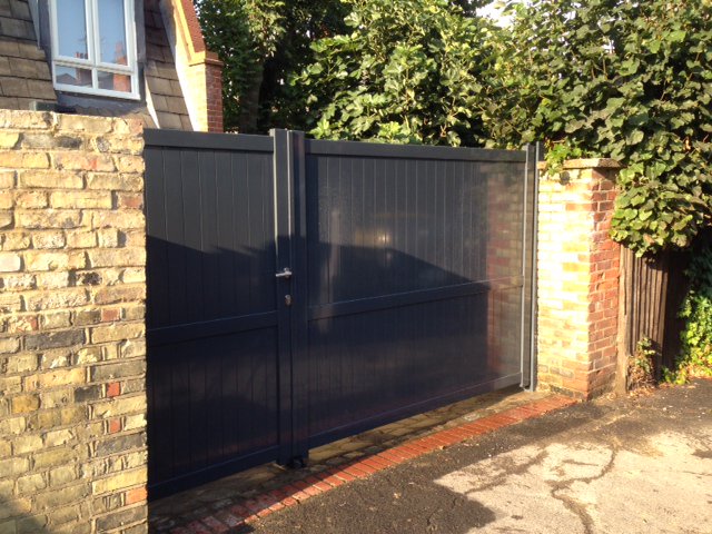 Gate_Kraft's tweet photo. #Swing #gates are automated in the same way as a normal gate would, either above or below ground automation. https://t.co/RyYy0FAIAO https://t.co/JemhNNllhx