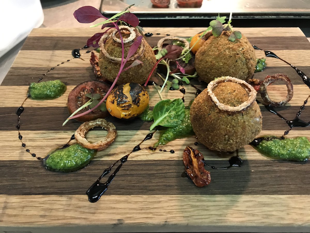 lilley6's tweet photo. New: Beef short rib aranchini, trio of tomatoes, salsa Verdi and crispy onion rings. https://t.co/MjGB7V1fmU