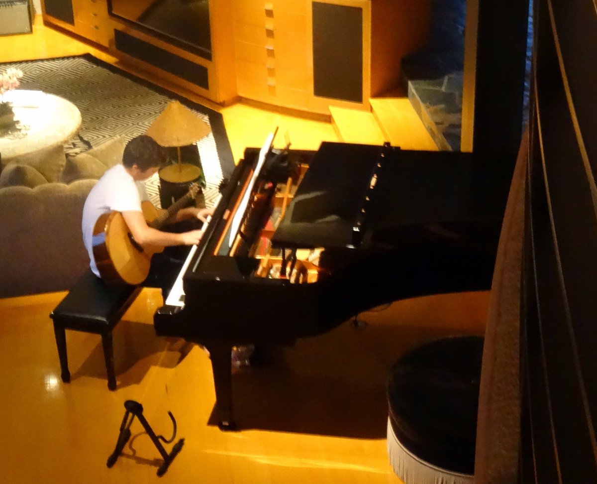 ryanjacobmusic's tweet image. Boy! Making music is fun but it&apos;s hard work too! #rehearsing 4 @BerkleeCollege it&apos;s #backtobeantown 4 #Astrojaxx #EDM #Berklee #MakingMusic