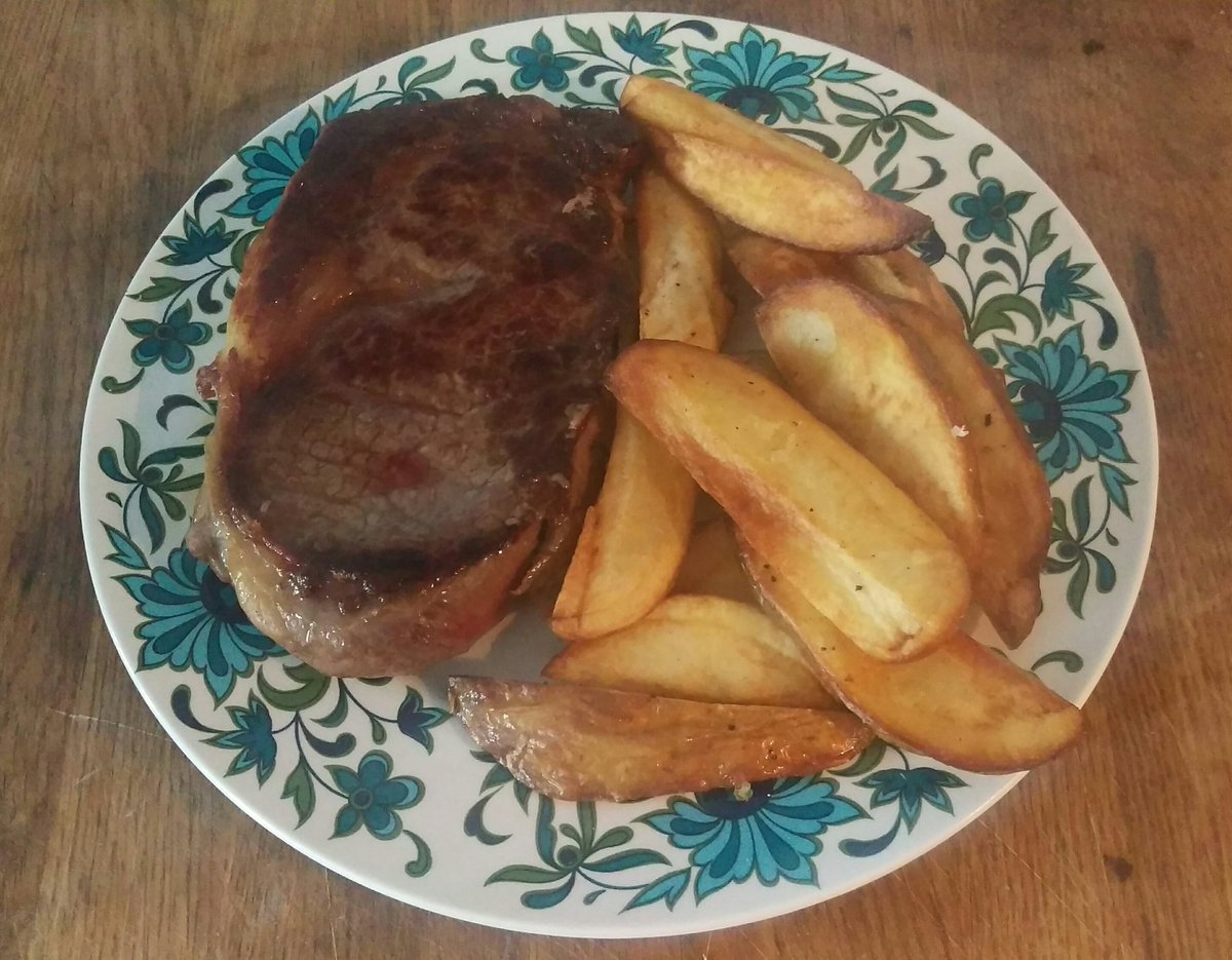 #fridaynight #steak from #work. Our own Aberdeen Angus rib-eye with chunky chips! <a href="/broomhousefarm/">Broom House Farm</a> <a href="/appetitemaguk/">Appetite Magazine</a> <a href="/FoodNewcastle/">Food Newcastle</a> <a href="/enjoy_ne/">Dr Foodlove</a>