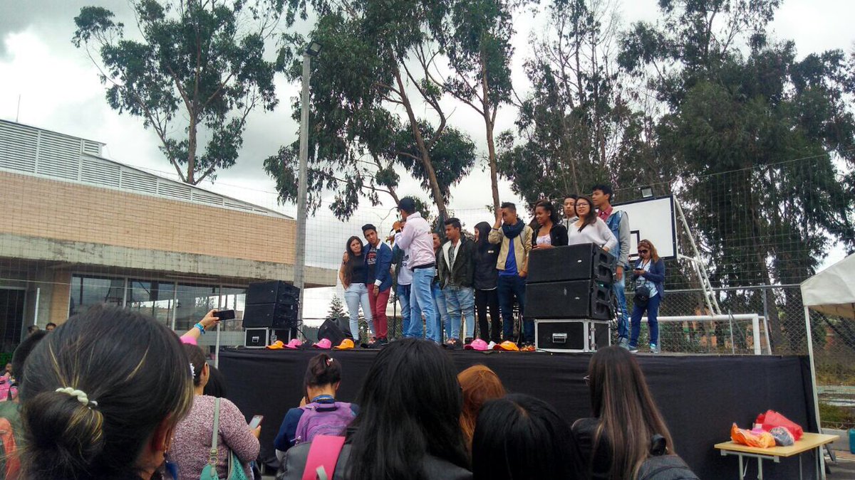 CEReporteros's tweet photo. Con el apoyo de la emisora Oxígeno, Uniminuto - Centro Regional Soacha, saluda a sus estudiantes. @periodispublico @ZULAY_REY https://t.co/wh5MnmFKpl