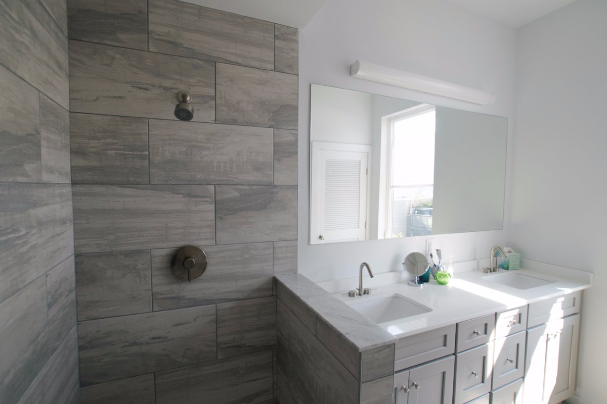 Evolve_Build's tweet image. Happy Friday folks! Let's appreciate this beautiful master bathroom in the Astronomer Home🚿✨ #bathroom #bathroomdesign #EvolveBuild #shower