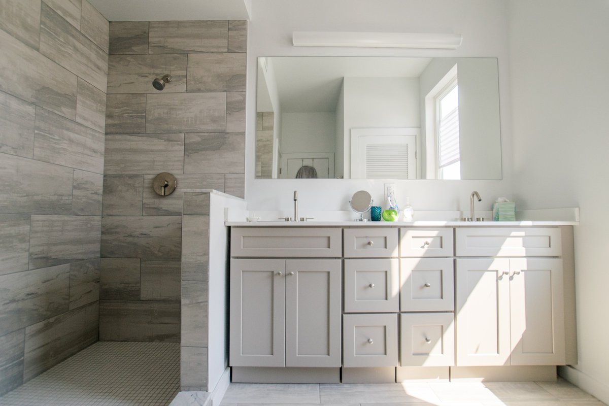 Evolve_Build's tweet image. Happy Friday folks! Let's appreciate this beautiful master bathroom in the Astronomer Home🚿✨ #bathroom #bathroomdesign #EvolveBuild #shower