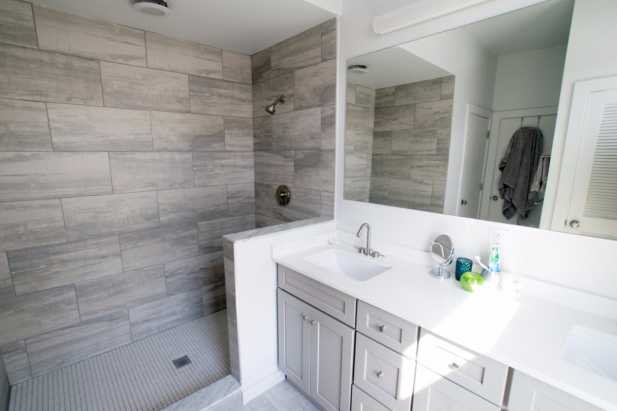 Evolve_Build's tweet image. Happy Friday folks! Let's appreciate this beautiful master bathroom in the Astronomer Home🚿✨ #bathroom #bathroomdesign #EvolveBuild #shower