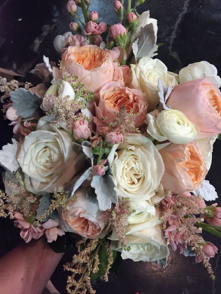 We're blushing over these blush tone peonies and white roses! 

#FloralFriday #Peonies #Wedding #Weddingplanning #Nashville #Randievents
