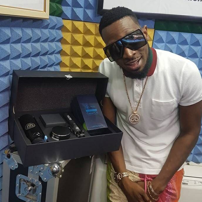 Twinsgistmag's tweet photo. EXCLUSIVE TO SLOT 🔥
Get yourself the NEW Tecno Camon CX Manchester City Limited Edition* 😀 #CXLimitedEdition #HonorOfTheBlue https://t.co/MLMdSzn9Uj
