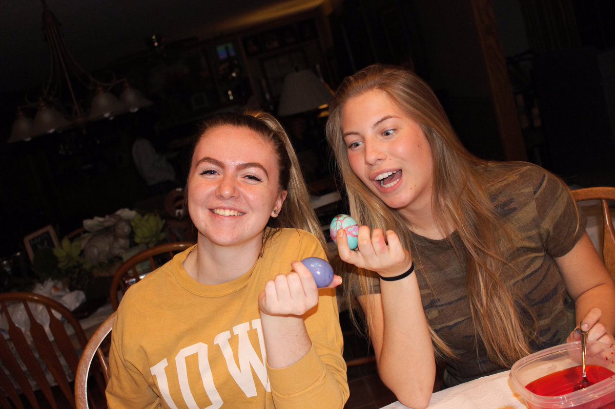 grote_chloe's tweet photo. Happy birthday friend :))) hope 18 treats you well!!! https://t.co/sTFFw8rlkc