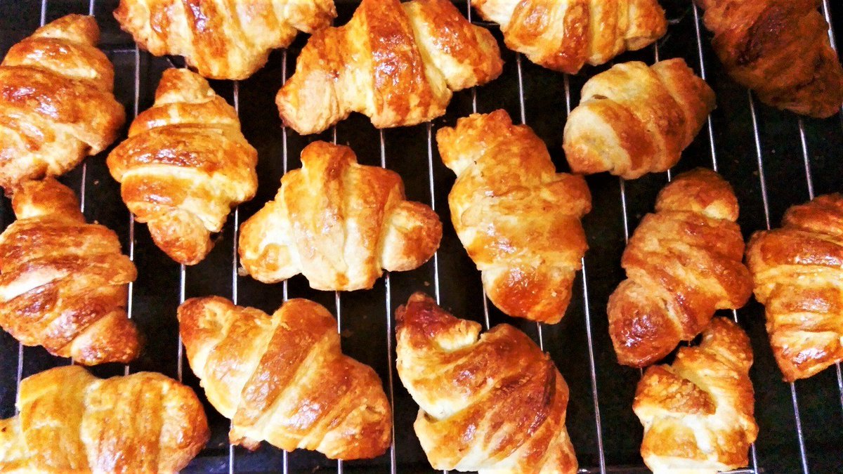 Revontulle's tweet photo. BUTTER CROISSANTS! ! https://t.co/uGejoPra7b #buttercroissantspastry #buttercroissants #classic #revontullete #croissants #pastry https://t.co/kxLAsOMBve