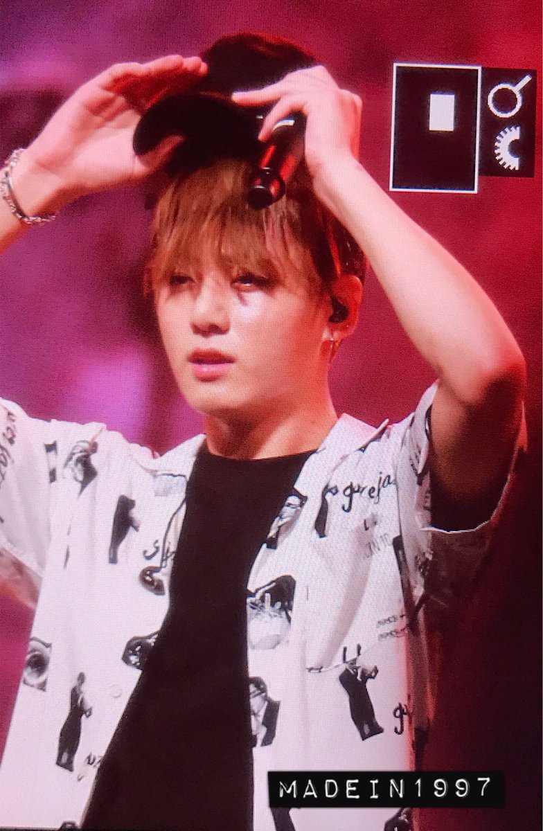 madein1997_jk's tweet photo. 170804 뮤뱅 싱가폴 #정국 #방탄소년단 @BTS_twt 앞머리 어쩜이래 멍뭉이 귀염탱이 https://t.co/s6dLbD6GDK