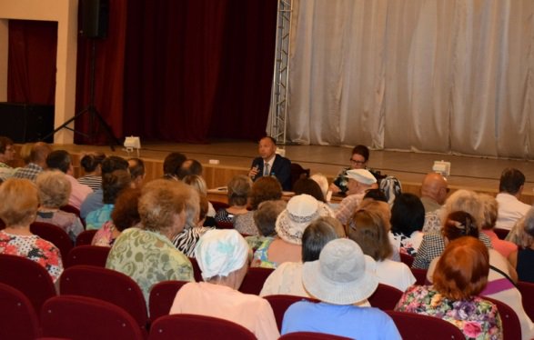 minmsu71's tweet photo. 01.08.2017 сост.встреча главы адм. МО Узловский район Терехова Н.Н. с жителями квартала 5 Пятилетка г. Узловая (https://t.co/06hACbUJHI) https://t.co/lg6f2GYEFJ