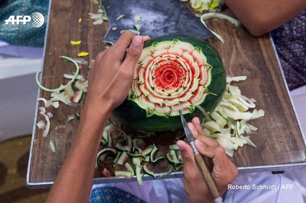 The fruit and vegetable carving competition in Bangkok is a royal