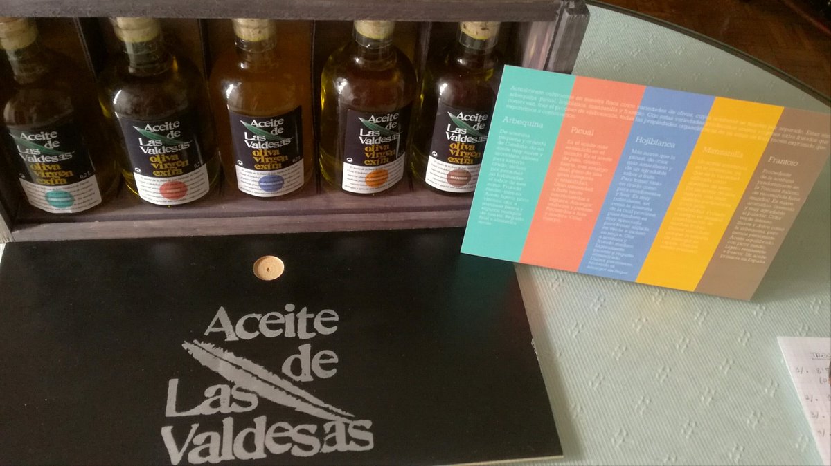 _LolaDM's tweet photo. Una cucada la caja degustación de @AValdesas de #PuenteGenil con cinco variedades: arbequina , picual, hojiblanca, manzanilla y frantoio. https://t.co/AH8WT71cgq