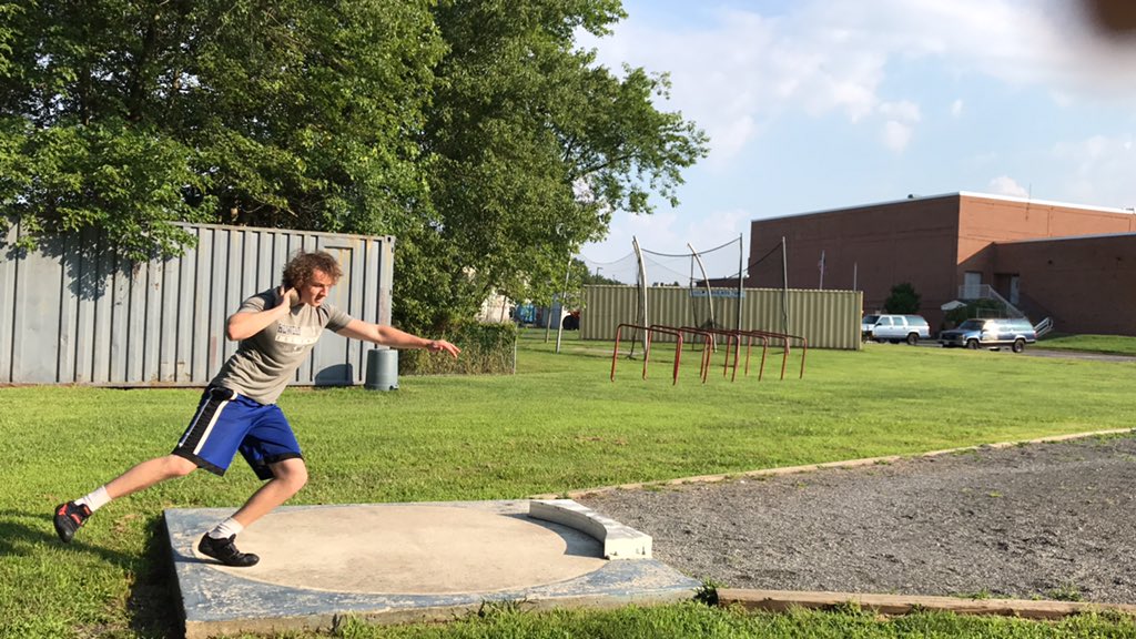 HowellBoysTrack's tweet photo. Nick Quatse has been putting in that summer work for shot put! 

Photo credits to Mrs. Hillyer https://t.co/GDNVXusGmI