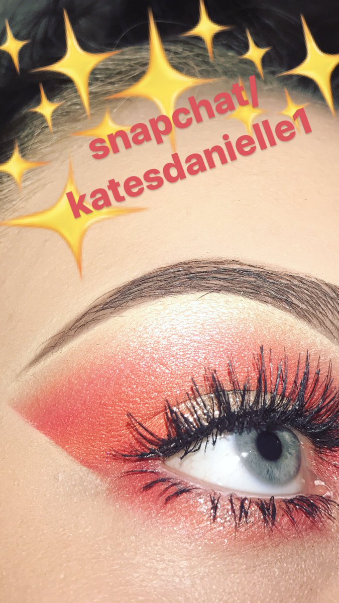 x_kadw_x's tweet photo. #makeup #glitter #eyemakeup #donebymyself #stillpractising https://t.co/WPnoWNW6HA