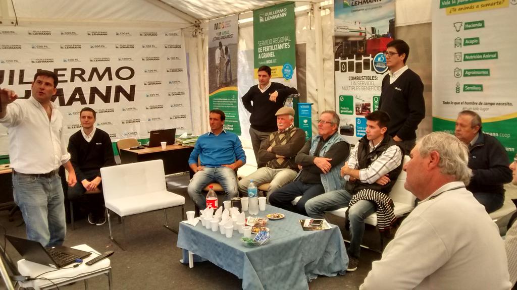 La_Lehmann's tweet photo. #AHORA Santiago Roldán, coordinador de Agroinsumos, explica el programa Integra de @Syngenta_ar en la "picada Lehmann" con productores! https://t.co/1U2Z6XtPUv