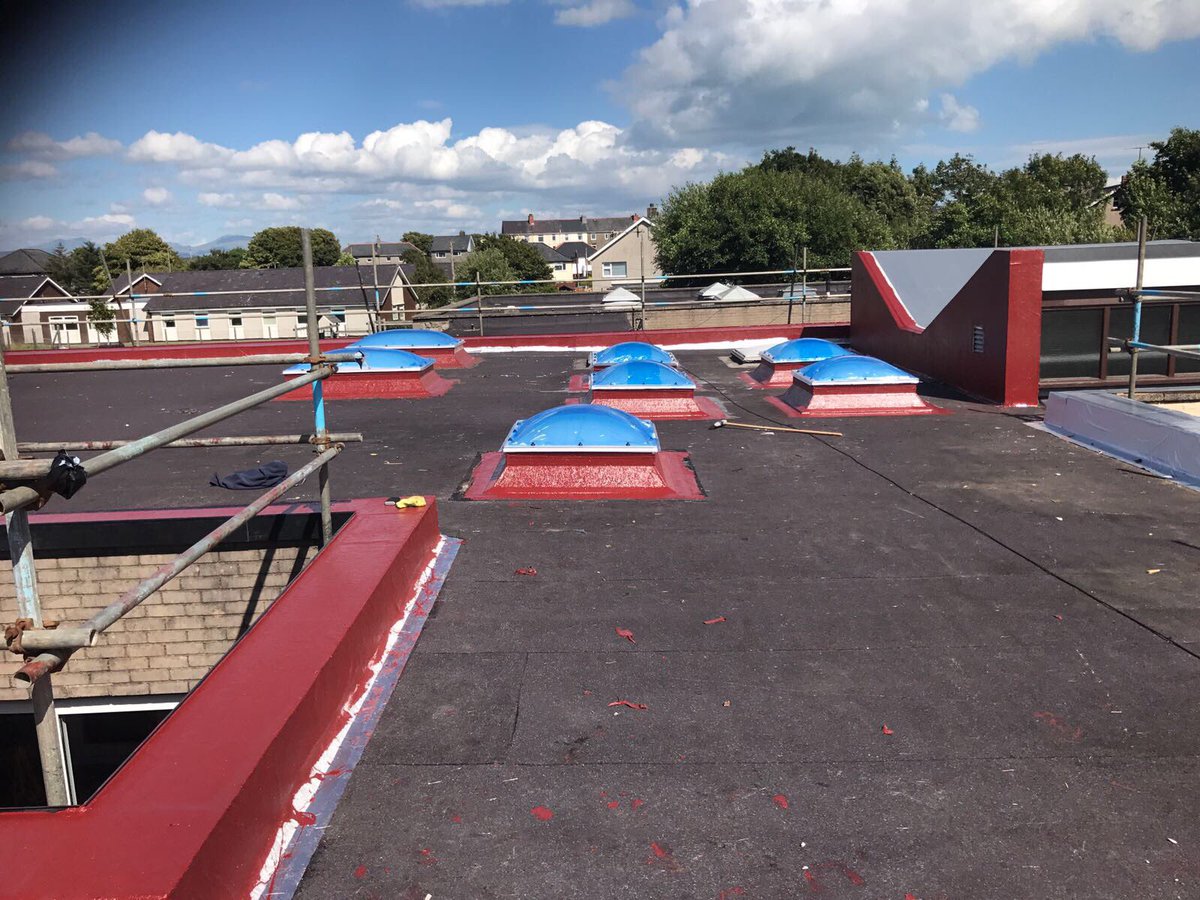 1200sq meters of School roof coming along nicely ready for insulation attention to detail @LiquidPlastics <a href="/NeilSikalp/">Neil Humphries</a> <a href="/weatherwellroof/">Weatherwell Roofing</a>