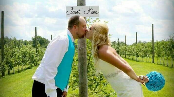 GilbysOrchard's tweet photo. Look who got married &amp; got their "First Kiss" at Gilbys Orchard. A big thank you to WillowSpruce Photography for sharing this amazing photo. https://t.co/p4pWWauEsD