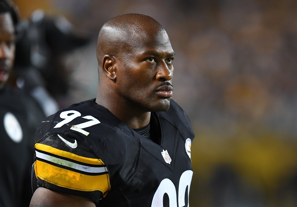 BleacherReport's tweet photo. James Harrison spends roughly $300,000 a year to keep his body in playing shape 😳 https://t.co/65Djw6Km0p https://t.co/CqsrMjezwN
