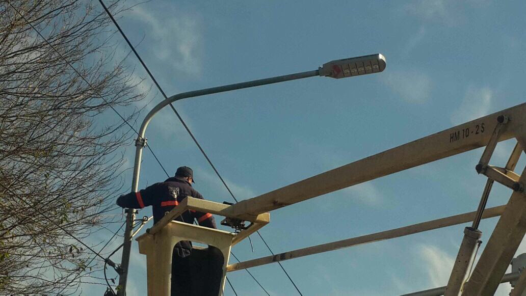 EspaciosPub's tweet photo. ALUMBRADO PÚBLICO|Estamos trabajando desde temprano en el mantenimiento general de la iluminación pública en cada barrio. https://t.co/0BWUU11j3l