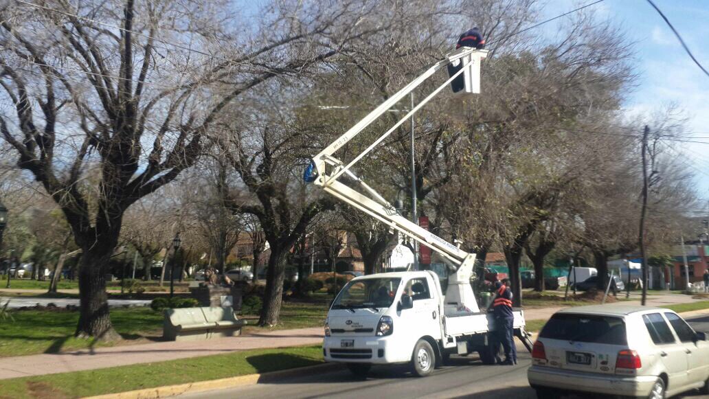 EspaciosPub's tweet photo. ALUMBRADO PÚBLICO|Estamos trabajando desde temprano en el mantenimiento general de la iluminación pública en cada barrio. https://t.co/0BWUU11j3l