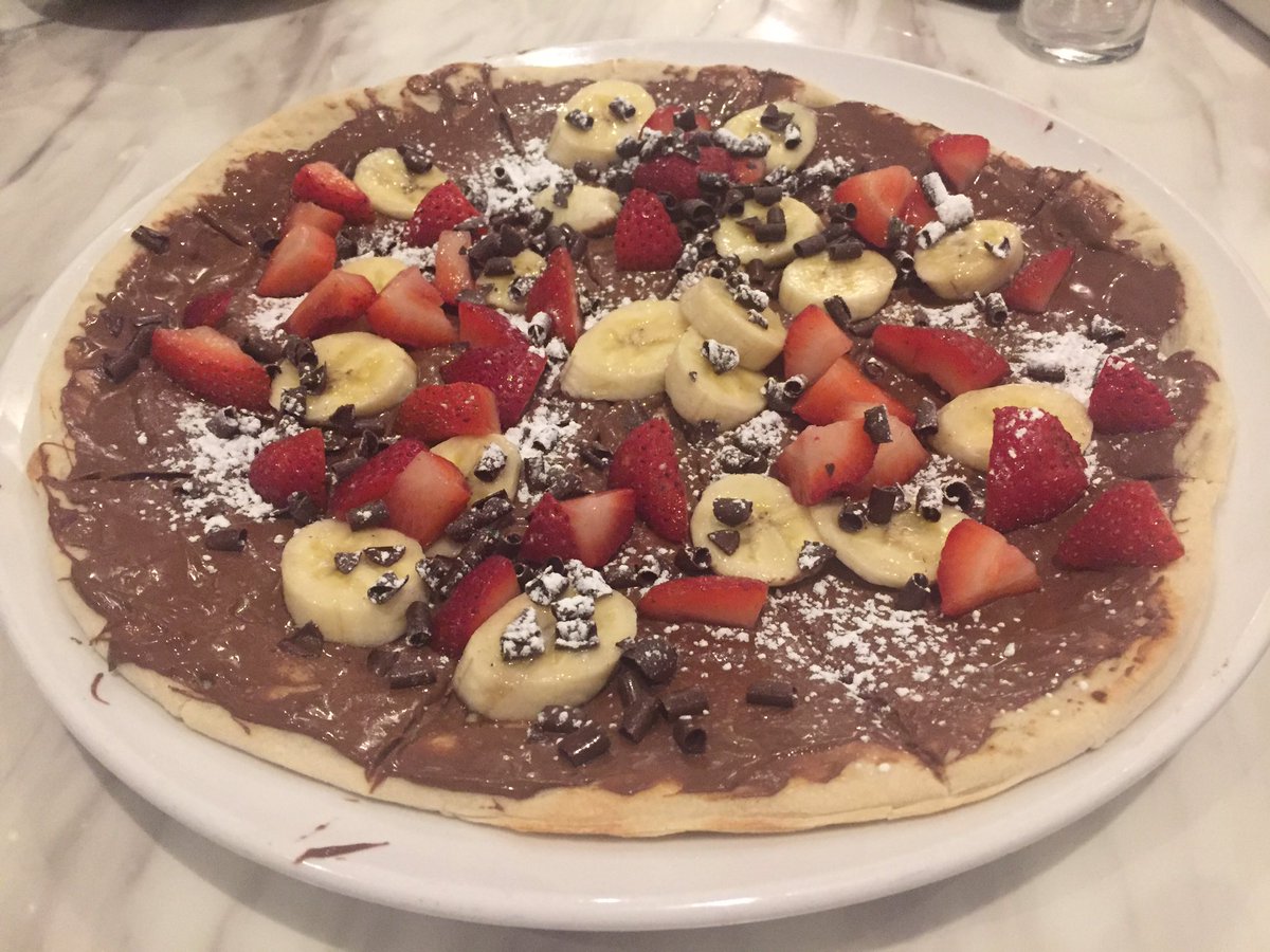Nutella pizza with strawberries and bananas at Sugar Factory at <a href="/FoxwoodsCT/">Foxwoods Resort Casino</a> one of the best birthday treats!! #spon #funatfox