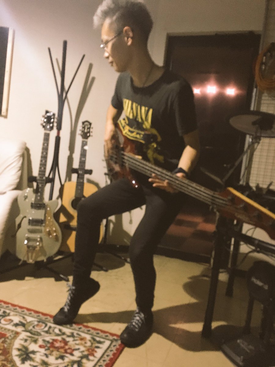 MYGRAVEofficial's tweet photo. 練習終了！！
日付も変わりまして『音祭』まで

あと8日！！！
MYGRAVEは21:35〜
みんな来てね(^｡^)

音源もイイカンジ！！！！

そして今日のシュウくんは
ベーシストだおー🍽

カズマが偉そうになんか言っとるwww https://t.co/XjYx4VvRXy