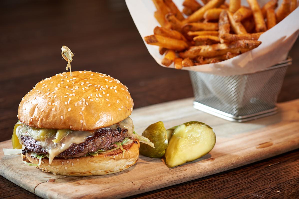 BackBayHarrys's tweet photo. We’re celebrating #Friday with our Hell’s Kitchen Burger - Covered in hatch chilies, pepper jack cheese &amp; sriracha bbq! https://t.co/YiFPAtoZDC
